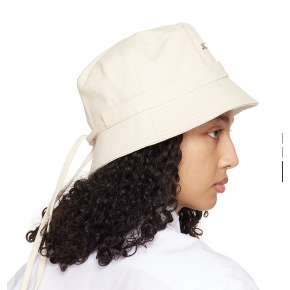 JACQUEMUS Off-White Les Classiques ‘Le bob Gadjo’ Bucket Hat - Picture 3 of 5